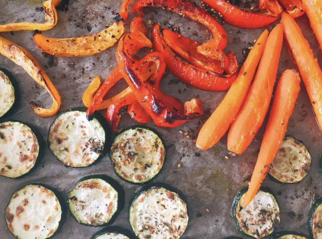 Gegrilde groenteschotel met yoghurtdressing en gekookte eieren