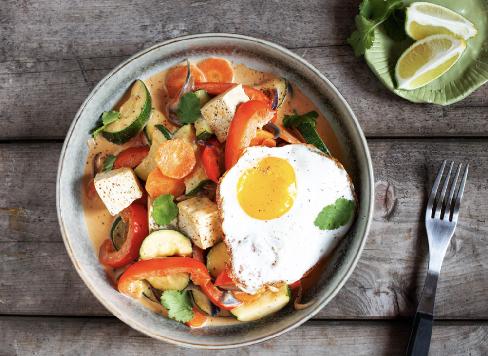 Rijkgevulde Thaise groentecurry met kokos en limoen