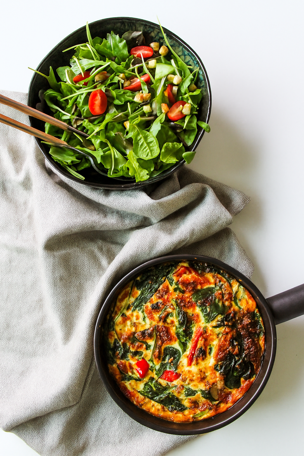 Frittata met wortel, paprika, spinazie en kaas + frisse salade met hummus