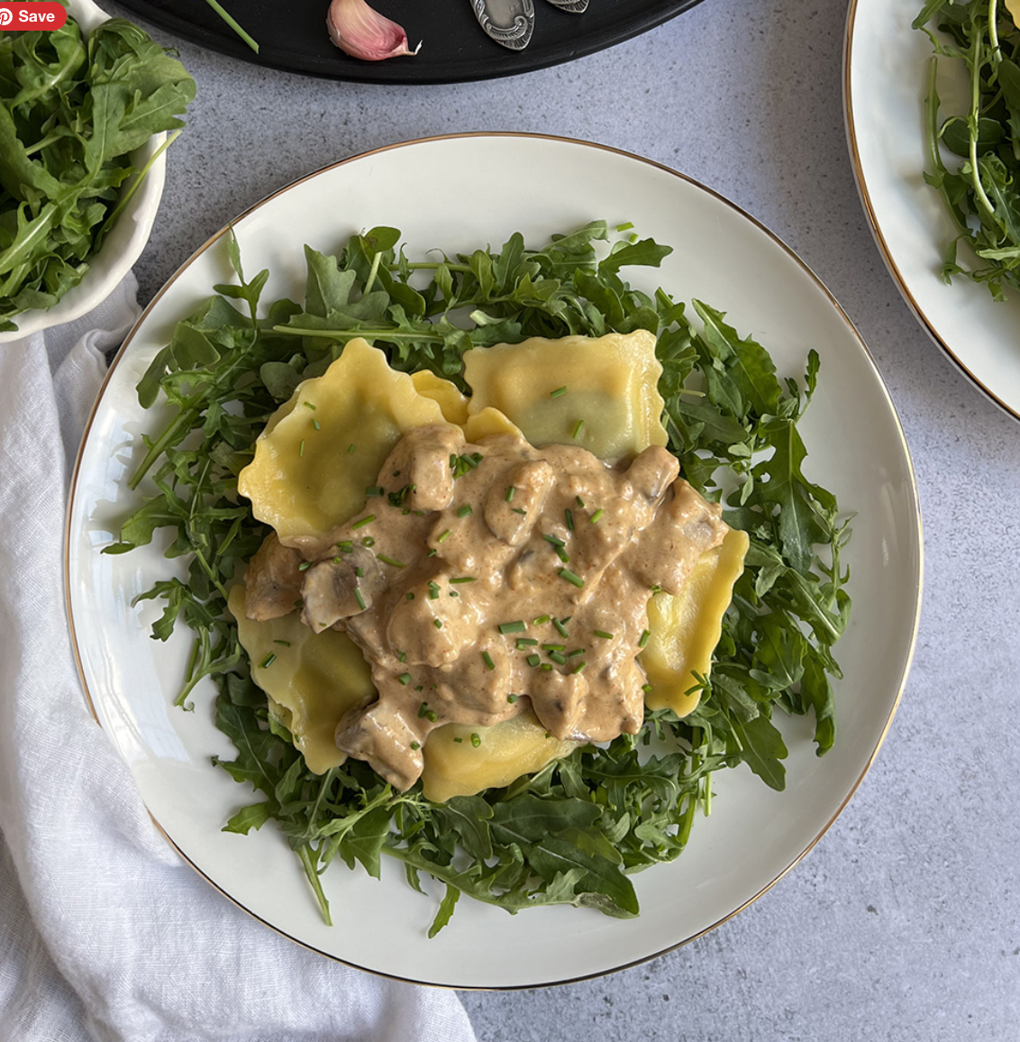 🥟 Ravioli met garnalen, rucola, avocado, champignons en roomkaas