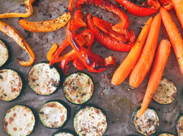 Gegrilde groenteschotel met yoghurtdressing en gekookte eieren