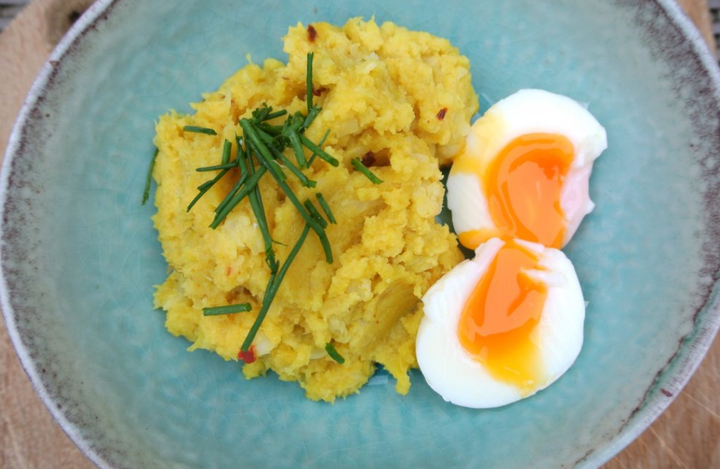 Bloemkool-pastinaak puree met ei en champignon-topping