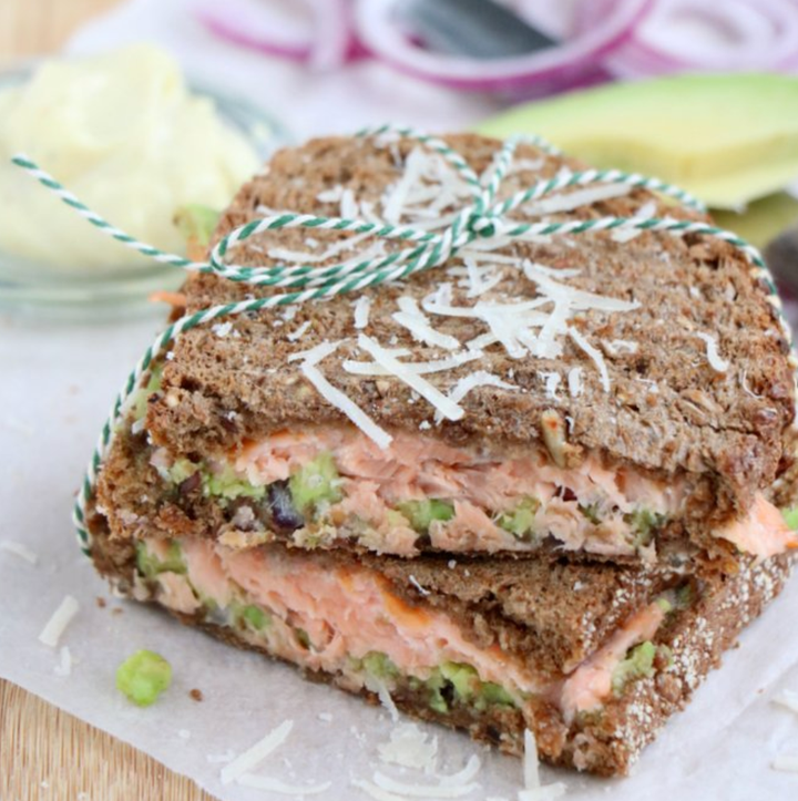 Recept: lunchplank met tosti van zalm en advocado