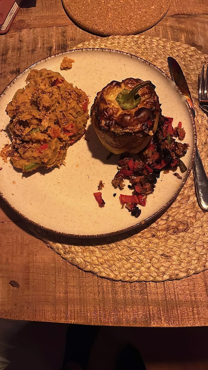 Gevulde paprika met kipgehakt, prei, tomaat en kaas